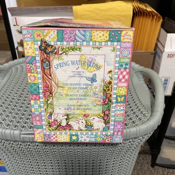 Spring Water Globe With Musical Feature, Plays Peter Cottontail - NIB - Picture 3 of 4